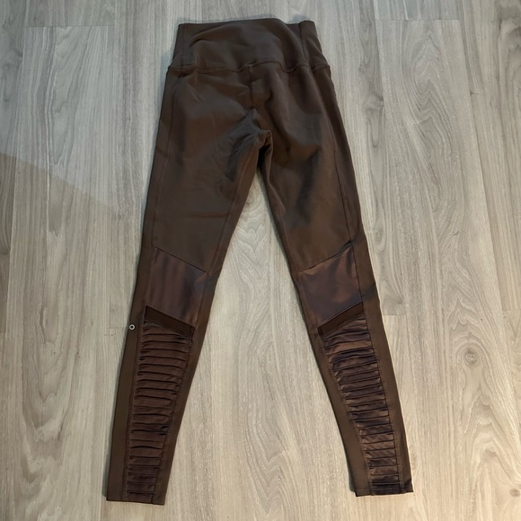 Alo Yoga Mink Color Moto Leggings Pants Tight Like New Sz M Rare Sold Out Color - Picture 5 of 7